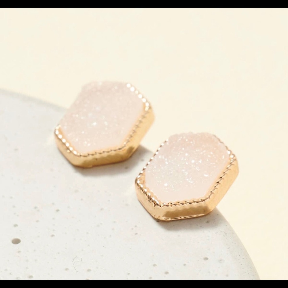 Druzy Stud earrings 
0.5”
Lead compliant Nickle free